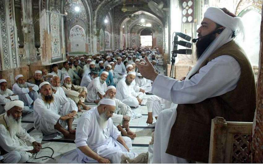 PESHAWAR: Imam delivering Khutba before offering Namaz-e-Jumma at historic Mahabat Khan Masjid on the first Friday of Holy Fasting Month of Ramzanul Mubarak.