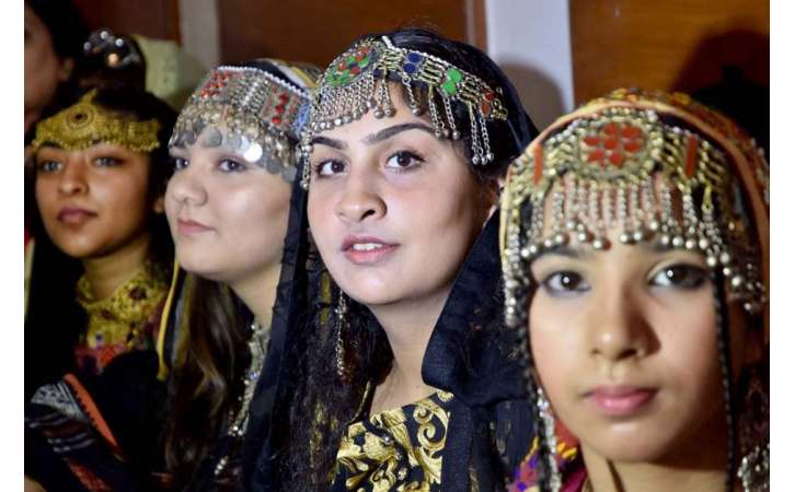 Kashmiri Style | How to get dressed as Kashmiri | Fancy dress Ideas | Kashmiri  traditional dress - YouTube