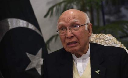 India is straddling in pursuing with Pakistan, Sirtaj Aziz