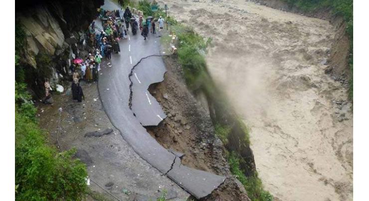 Thousands stranded near New Delhi as rains flood roads