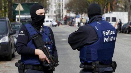 Brussels police surround 'bomb suspect', cordon off city centre