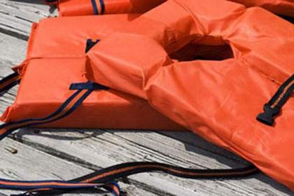 Policeman fines himself after going without lifejacket