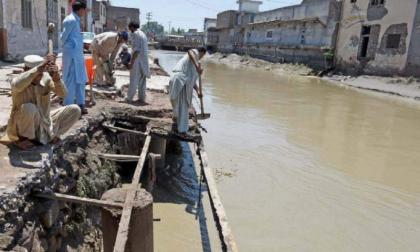 Distt admin launches anti-encroachment operation at embankments