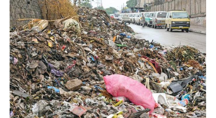 Open garbage heaps in Rawalpindi irks residents