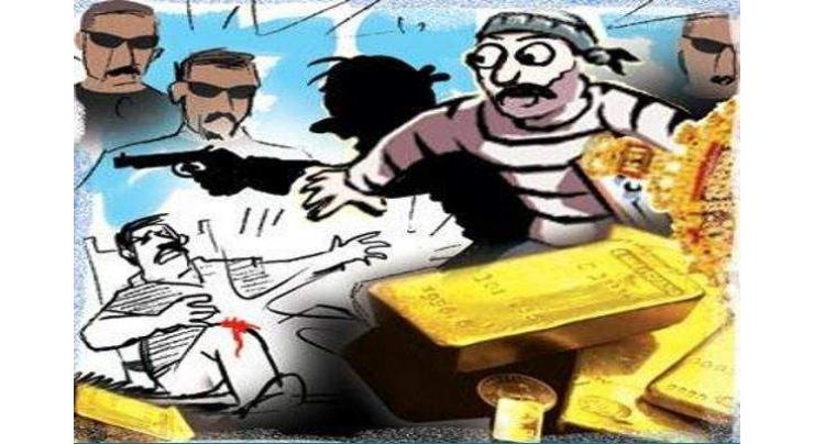 Gold ornaments, cash looted