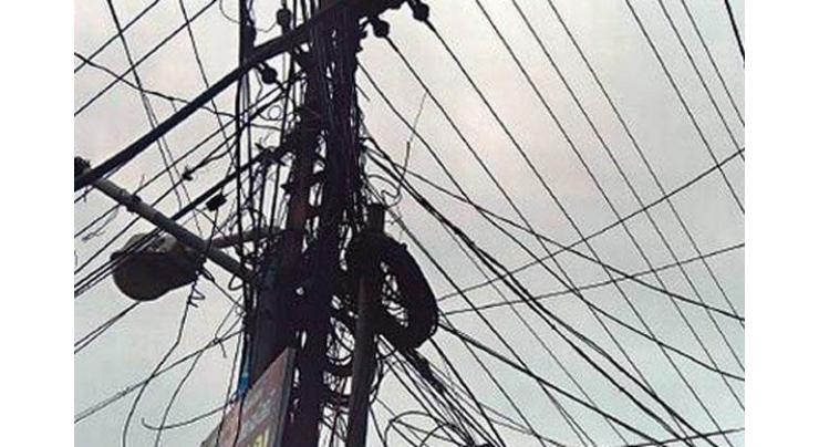 A rescuer electrocuted, two injured