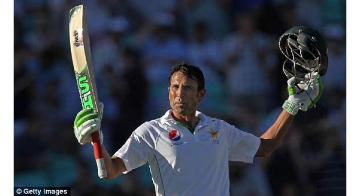 Cricket: Younis extends Pakistan's lead in fourth Test
