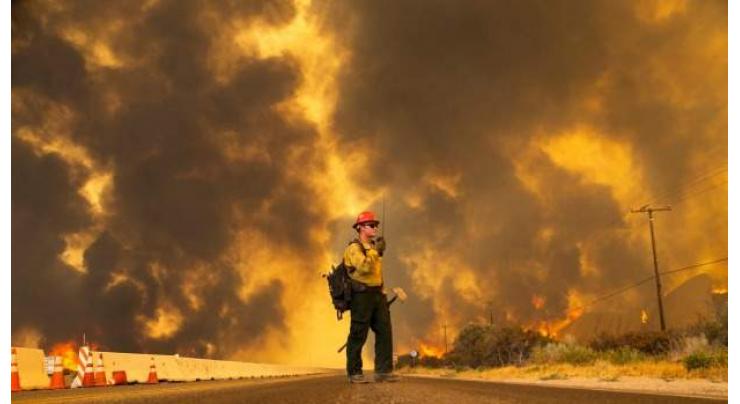 More than 82,000 flee California wildfire