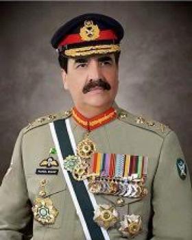 قائد الجيش الباكستاني يبحث مساعدة من الرئيس الأفغاني في إنقاذ طاقم مروحية باكستانية