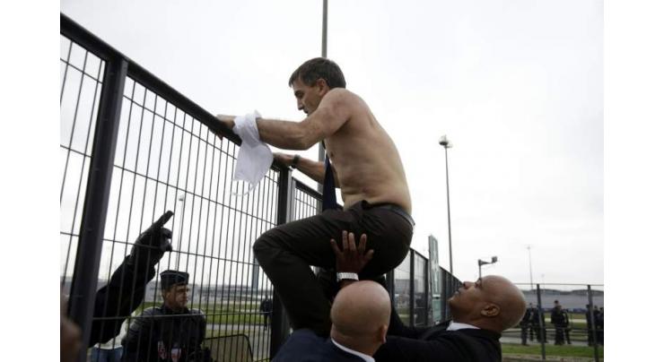 Raucous scenes as Air France 'shirt-ripping' trial opens 