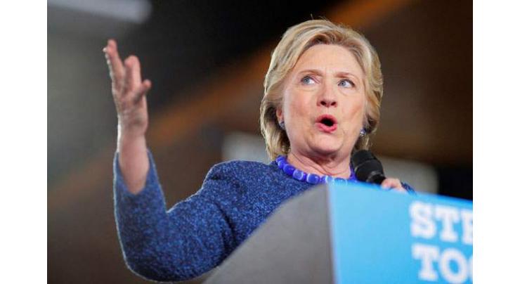 Clinton on the attack as US race narrows 