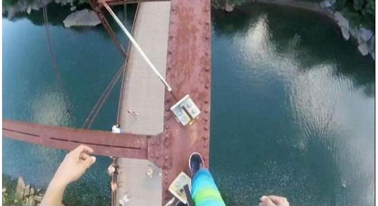 Strange show of bravery, American Teenager jumps of 105 ft high bridge