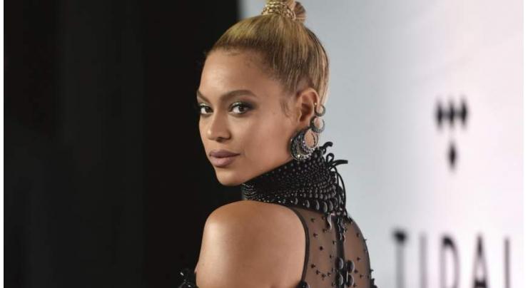 Beyonce surprises country awards with fusion gesture 