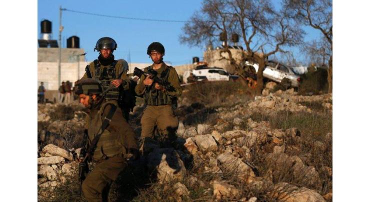 Israeli troops shoot dead knife-wielding Palestinian: army 