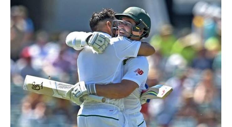 Cricket: South Africa 390-6 against Australia at stumps 