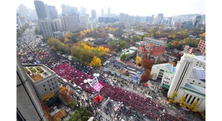 Massive protest heaps pressure on S. Korea president 