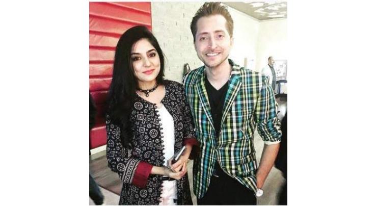 Sanam Baloch publically fights with Husband over taking pictures with fan-girls