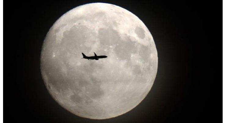  Skygazers gear up for extra bright 'supermoon' 