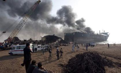 ارتفاع حصيلة الحريق في سفينة بباكستان إلى 11 قتيلا و 58 جريحا