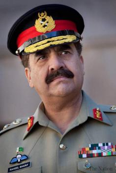 رئيس أركان الجيش الباكستاني يحضر تشييع جنازة جنود في مدينة جهلم