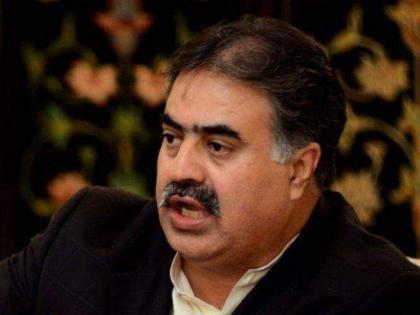رئيس وزراء حكومة إقليم بلوشستان الباكستاني يتفقد المصابين في المستشفى بمدينة كراتشي الباكستانية
