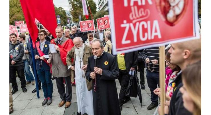 Polish lawmakers pass law restricting rallies 