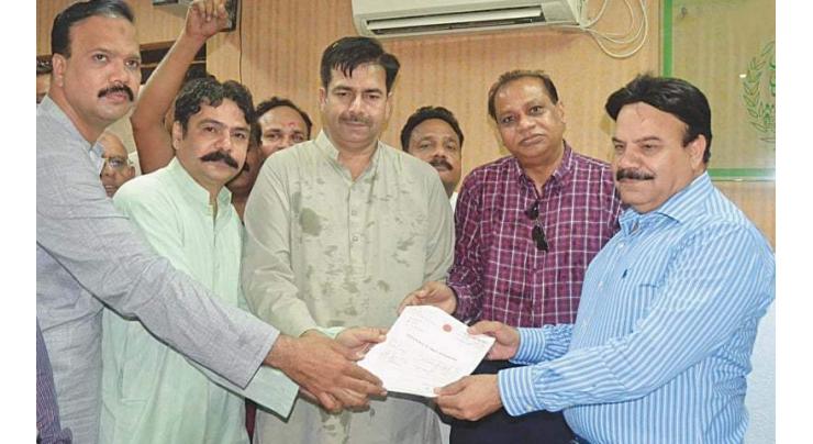Mayor Hyderabad distributes cheques among retired employees 