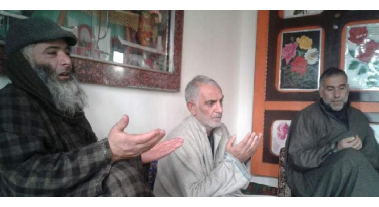 Zafar, Javed visit families of martyrs, pellet victims 