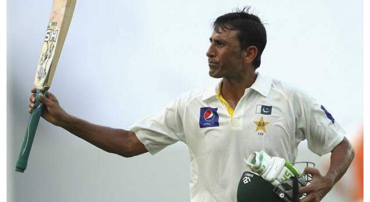 Younis's debut Aussie Test ton keeps Pakistan alive 