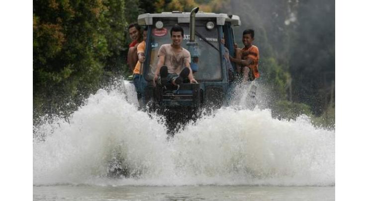 Thousands still stranded in Malaysia floods 