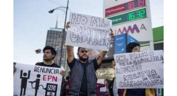 Mexican police officer killed amid gas price protests 