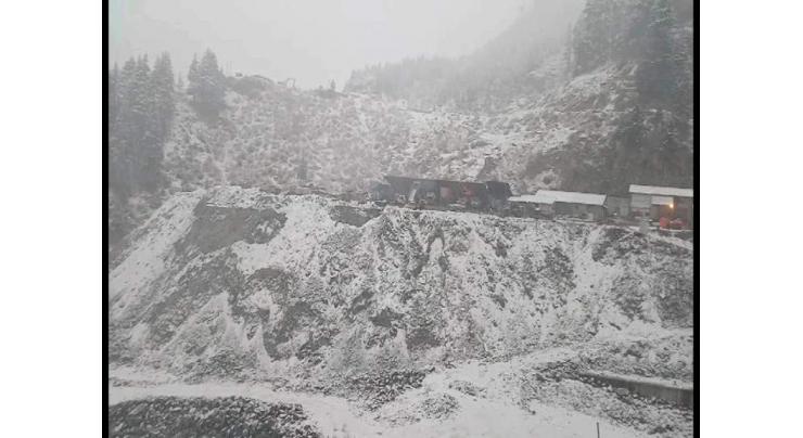 Heavy snowfall in Neelum, Leepa valleys obstructs linking roads 