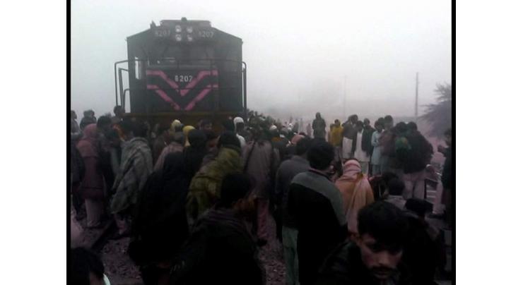 Eight killed, five injured in train-rickshaw collision 