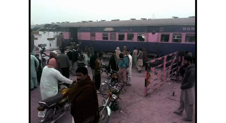 6 killed, 7 injured in Lodhran railway crossing accident 