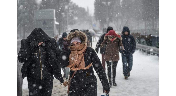 Heavy snowfall paralyses Istanbul 