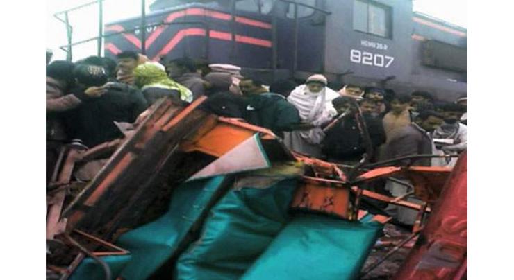 Train, rickshaw drivers held responsible for Lodhran accident 