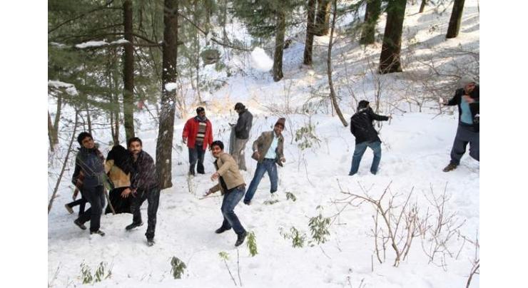 Tourists still arriving in Murree to enjoy weather 