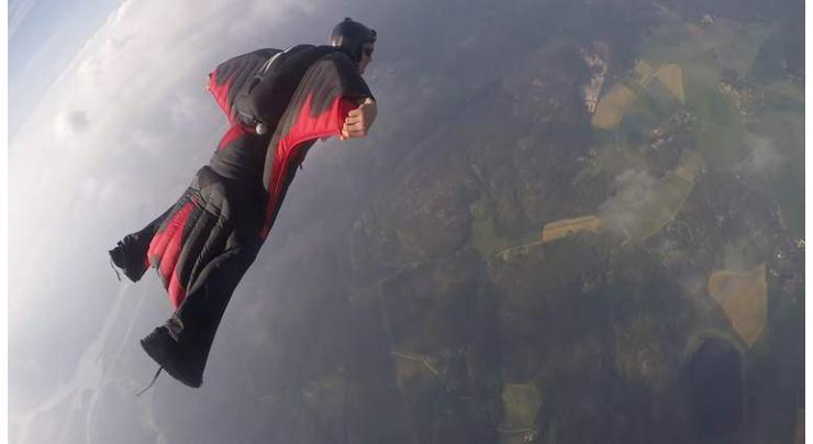 Canadian wingsuit jumper dies in China: report 