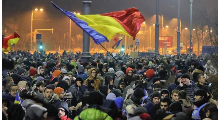 Thousands protest as Romania relaxes corruption law 