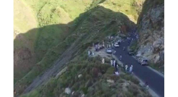 Eight dead as pickup plunges from mountain in Khyber Agency 