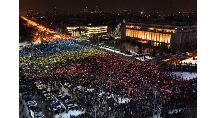 Thousands of Romanian protesters return to streets 