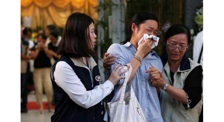Distraught relatives mourn victims of Taiwan bus crash 