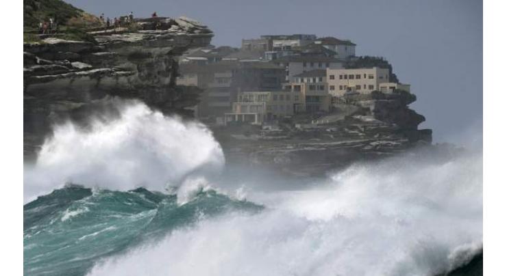 Thousands evacuated as cyclone bears down on Australia 