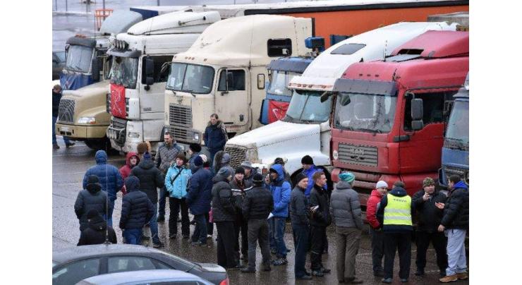 Russian truck drivers strike against road tax 