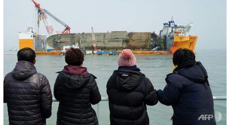 Ship carrying S. Korea Sewol ferry wreck sails for shore 