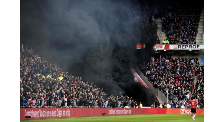 Giant smoke bombs interrupt PSV v Ajax 