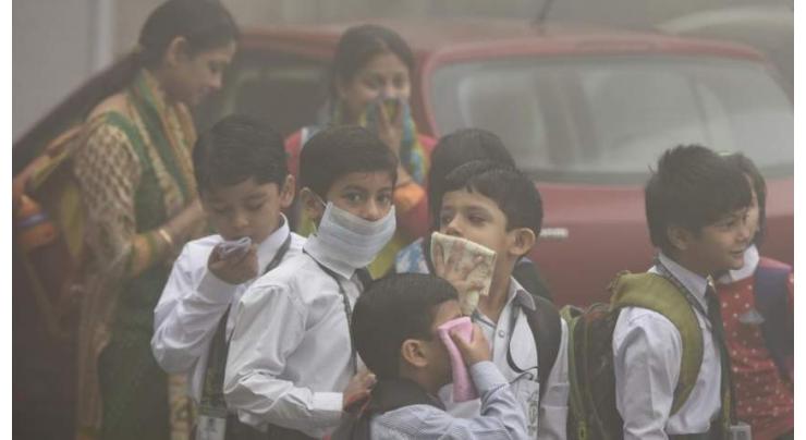 Parents angry as Delhi schools reopen despite smog 