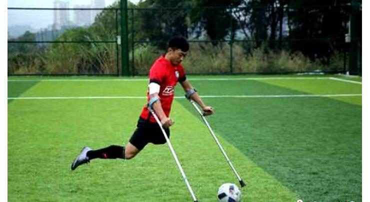 One-legged football 'king' melts Chinese hearts 