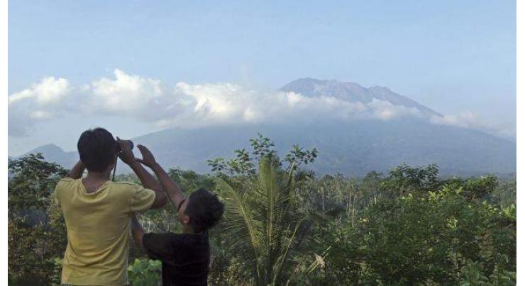 Thousands flee over Bali volcano eruption fears 