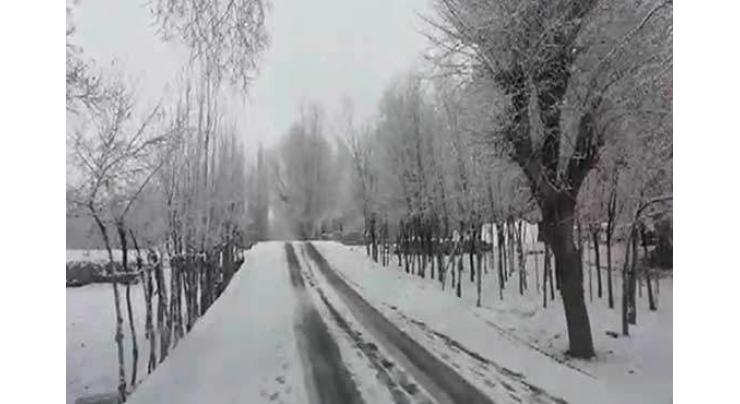 Heavy snowfall continues to cripple life in northern areas 